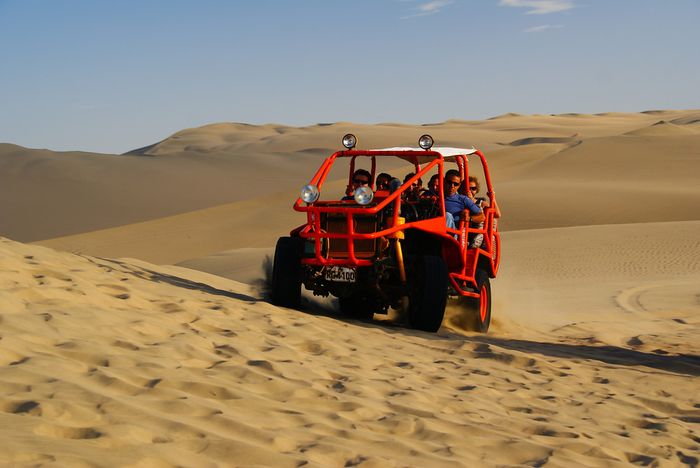 Wisata bukit pasir di Huacachina oasis, Peru