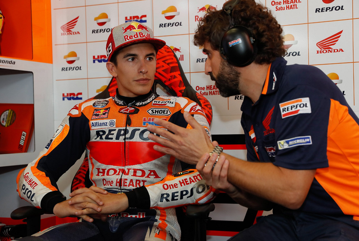 Marc Marquez bersama kepala mekaniknya, Santi Hernandez