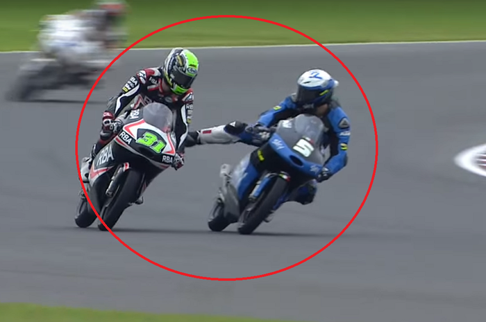 Romano Fenati menendang Niklas Ajo di Moto3 2015