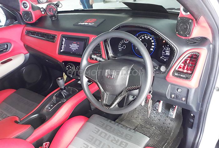 MOdifikasi Honda HR-V S. Interior paduan merah dan hitam juga panel karbon