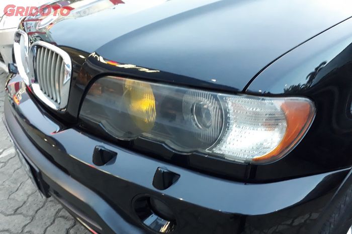 Lampu depan mobil sering kali buram dan menguning