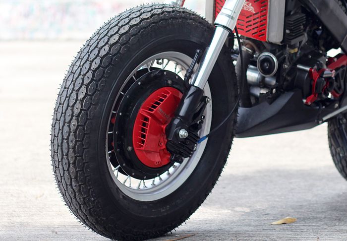 Modifikasi Honda CBR150R 2011. Teromol Honda CBX yang unik dipadu ban Coker, klasik banget!