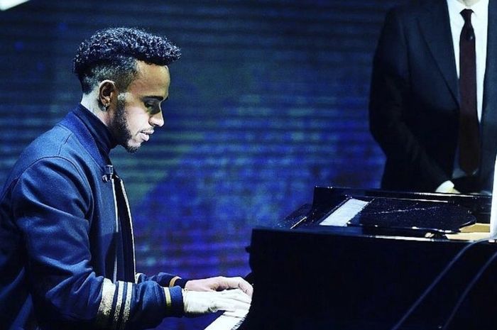 Lewis Hamilton cover lagu Adele-Someone Like You menggunakan piano