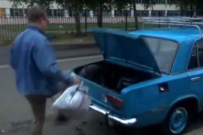 Cara buka bagasi mobil zaman old