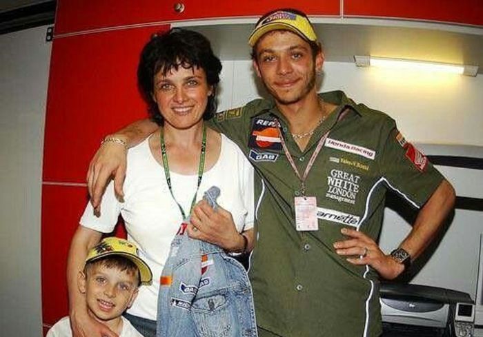 (kiri ke kanan) Luca Marini, Stefania, dan Valentino Rossi