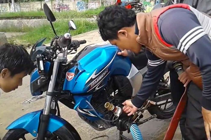 Yamaha Bison yang diubah fungsi menjadi pemadam