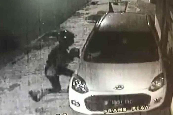 Pelaku pencurian spion mobil sedang malakukan aksinya