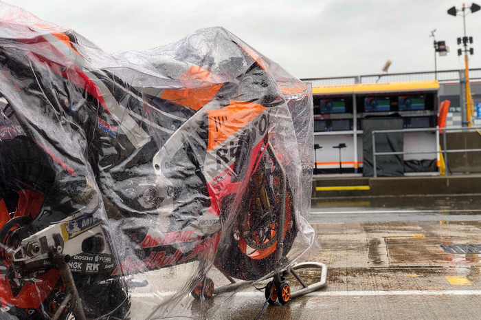 MotoGP Inggris ditunda karena cuaca dan kondisi trek
