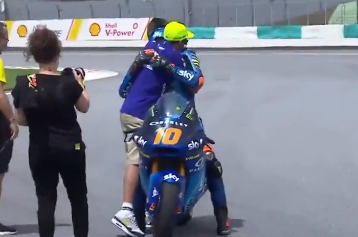 Valentino Rossi kasih selamat ke Luca Marini, sang adik, atas kemenangan pertamanya di Moto2