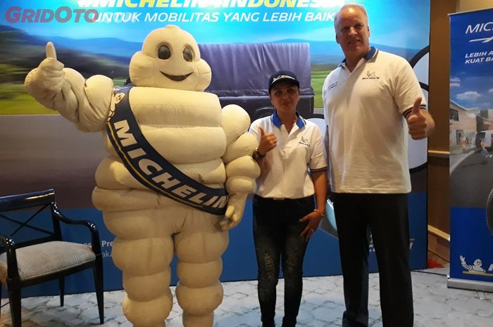 Lulu Tri Murjiasih (36), salah satu sopir angkutan ringan berfoto dengan Presiden Direktu Michelin Indonesia