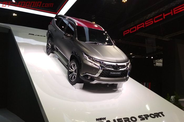 Mitsubishi Pajero Sport dengan warna atap merah marun