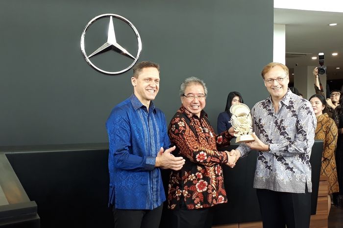 Salah satu prosesi peresmian dealer baru Mercedes-Benz