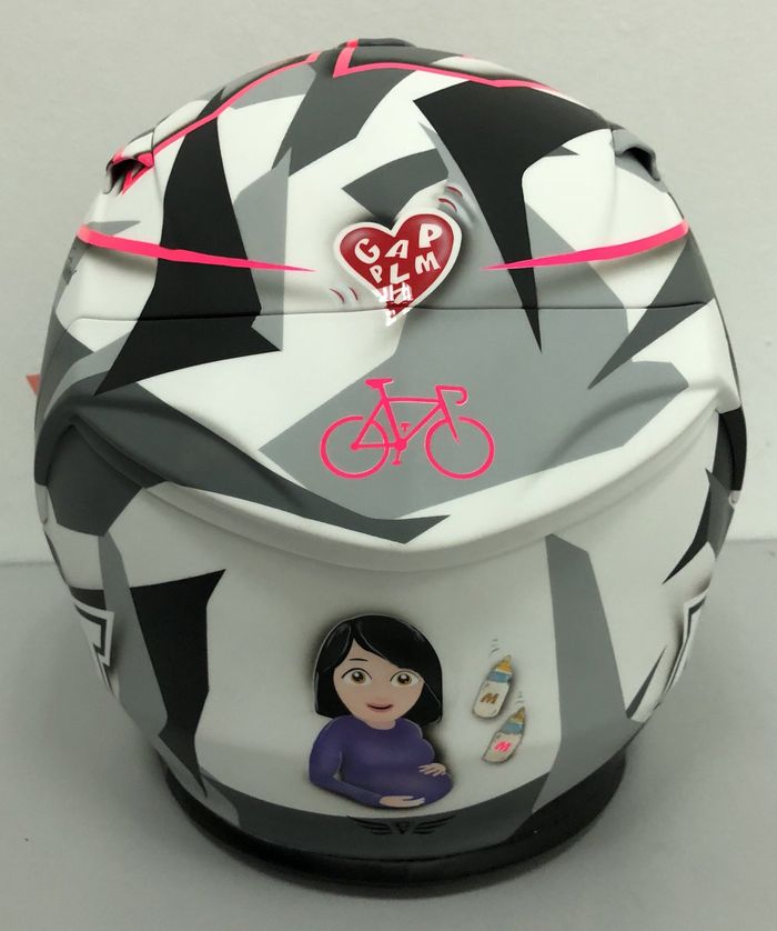 Penampakan desain livery bagian belakang helm, hati, sepeda, istri sedang hamil anak kembar