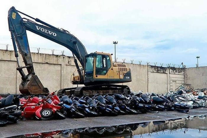 Ratusan Vespa New PX dihancurkan dengan caar digilas excavator di negara Filipina