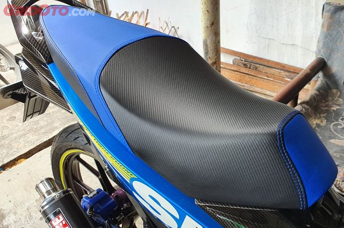 Jok Suzuki Satria F150 FI yang sudah dimodifikasi dengan menambah punuk depan agar tidak licin