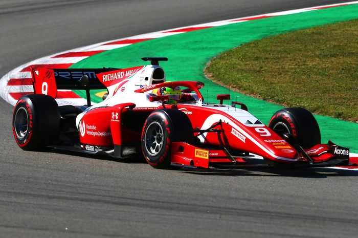 Mick Schumacher saat melakukan aktivitasnya di sirkuit Barcelona untuk balapan F2 Spanyol