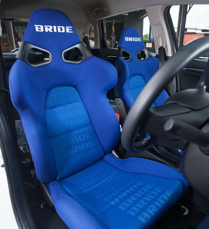 Jok depan Bride Vorga warna biru di kabin modifikasi Honda Jazz GK5