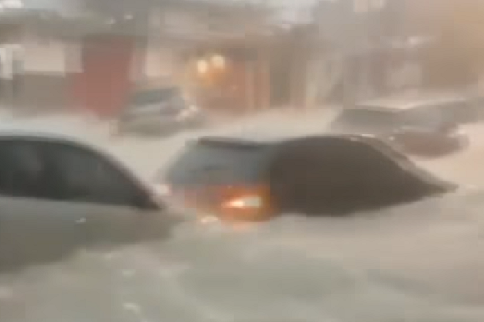 Mobil hanyut terbawa arus banjir