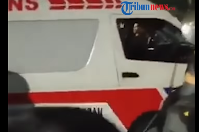 Ambulans yang diamankan pihak kepolisian karena membawa batu