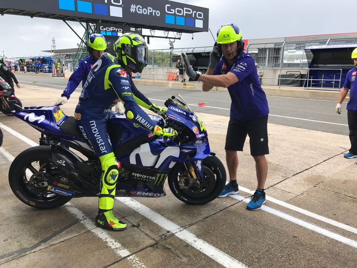 Valentino Rossi dihadang krunya saat ingin melaju untuk Q2, Q2 ditunda karena alasan keselamatan