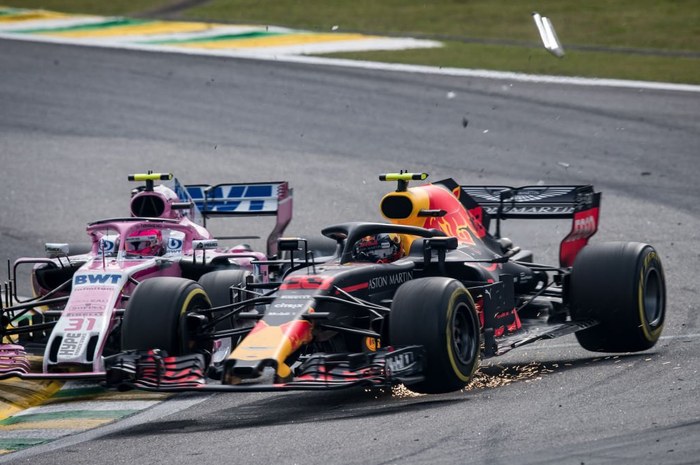Esteban Ocon dan Max Verstappen terlibat crash di F1 Brasil 2018