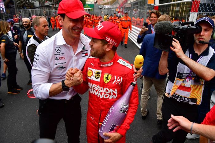Bos tim Mercedes, Toto Wolff dan pembalap tim Ferrari, Sebastian Vettel usai finish GP F1 Monako 2019