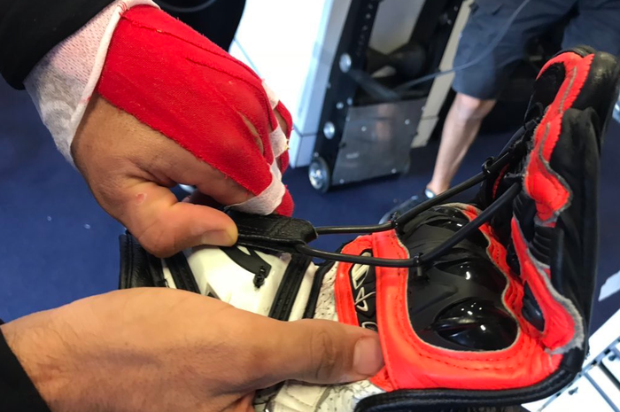 Sarung tangan Jorge Martin pada balapan Moto3 di Buriram, MotoGP Thailand 2018