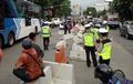 Polisi Enggak Kuat Angkat Beton Pembatas Yang Diobrak-abrik, Pasukan Dishub Datang Bawa Crane