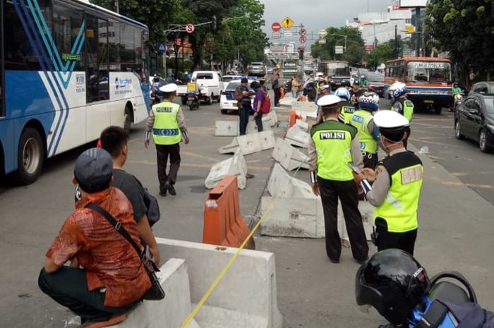 Pembatas jalan yang dibongkar warga mulai ditata ulang petugas