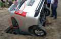 Begini Cara Menyelamatkan Diri Jika Mobil Terperosok ke Dalam Lubang