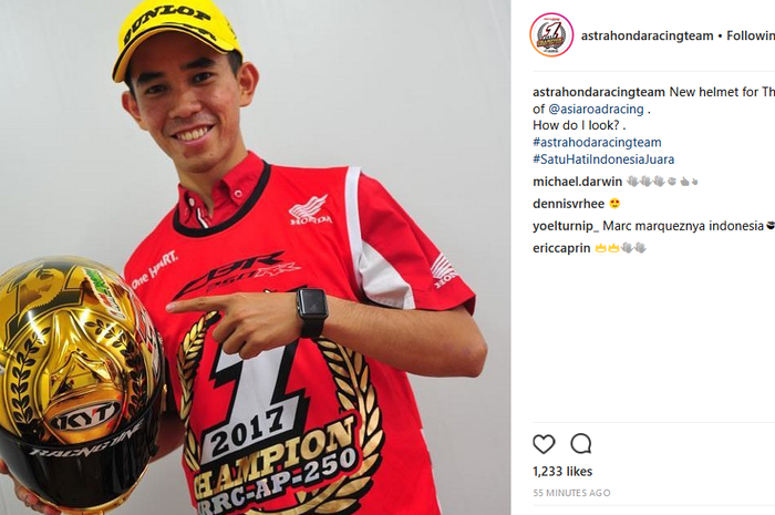 Gerry Salim menunjukkan helm berkelir motif emas tanda sebagai juara Asia di kelas AP250 ARRC 2017