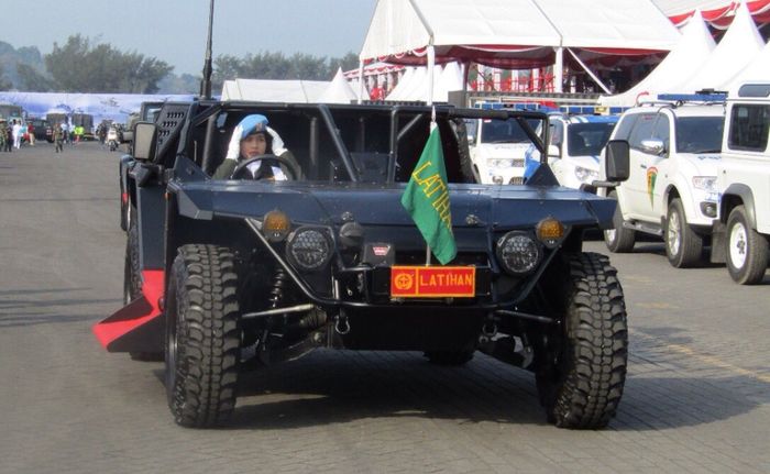 Jokowi pernah menumpang kendaraan serupa saat lakukan Inspeksi Pasukan di HUT TNI Ke-72