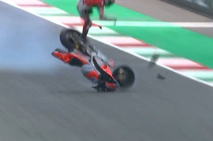 Michele Pirro terlempar dari motornya