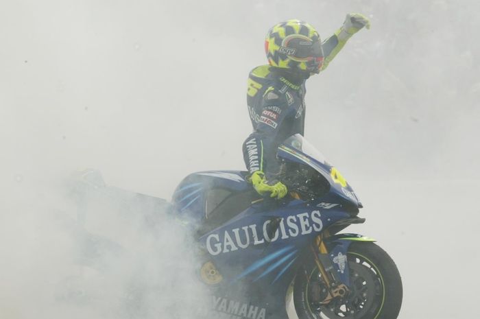 Valentino Rossi juara dunia MotoGP 2004