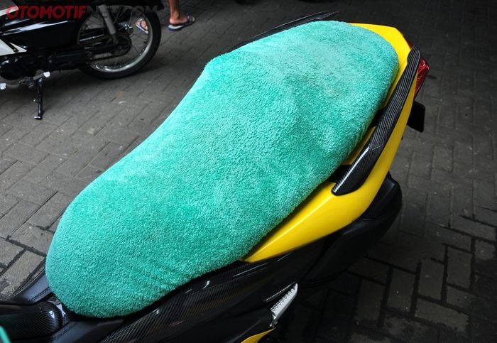 Dengan kan microfibre ini, kucing jadi enggan mencakar jok motor