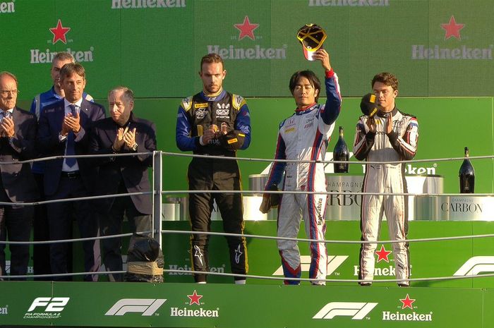 Podium race 1 F2 Italia dihadiri Presiden FIA Jean Todt (ketiga dari kiri)