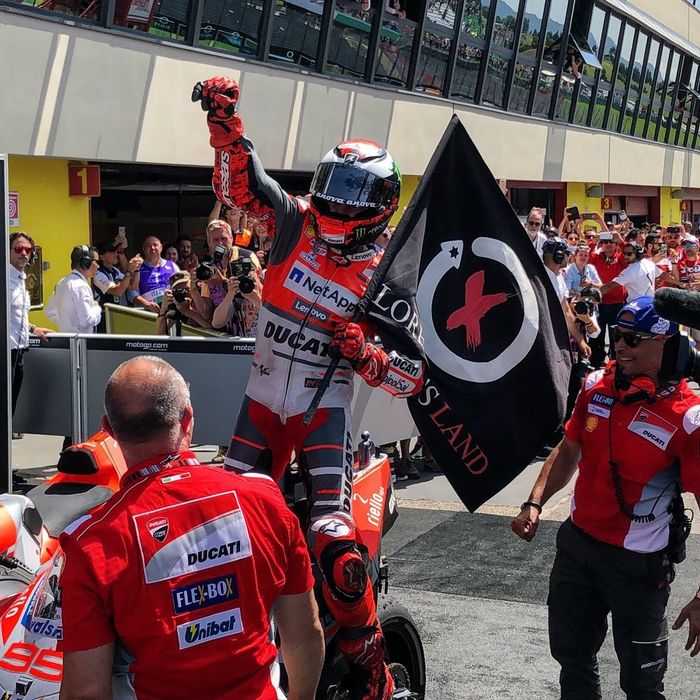 Menang bersama Ducati di MotoGP Italia, Jorge Lorenzo masuk jajaran elite pembalap yang menang dengan dua merek motor, sebelumnya Lorenzo sukses bersama Yamaha