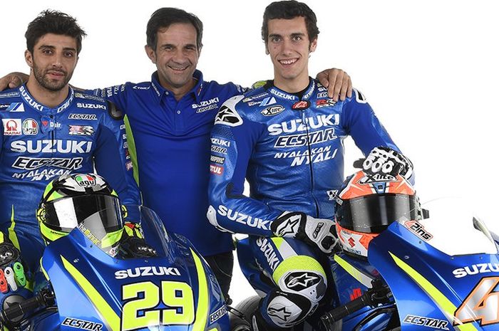Bos tim Suzuki Ecstar, Davide Brivio saat bersama dua pembalap