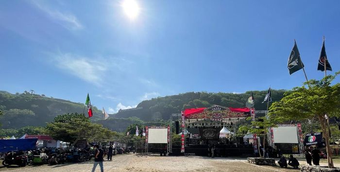 Vespa World Days 2022 di Pantai Pandawa Bali
