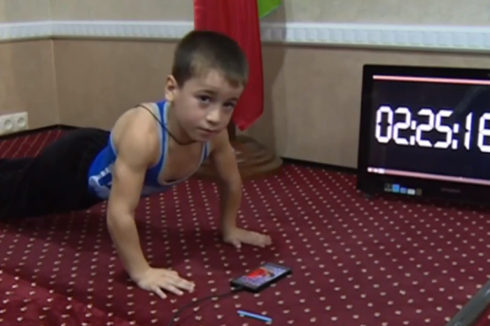Rahim Kurayev saat melakukan tantangan 4.015 kali push-up