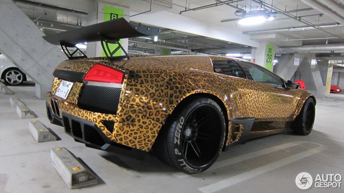 Bagian belakang Lamborghini Murcielago pakai kelir motif Macan Tutul