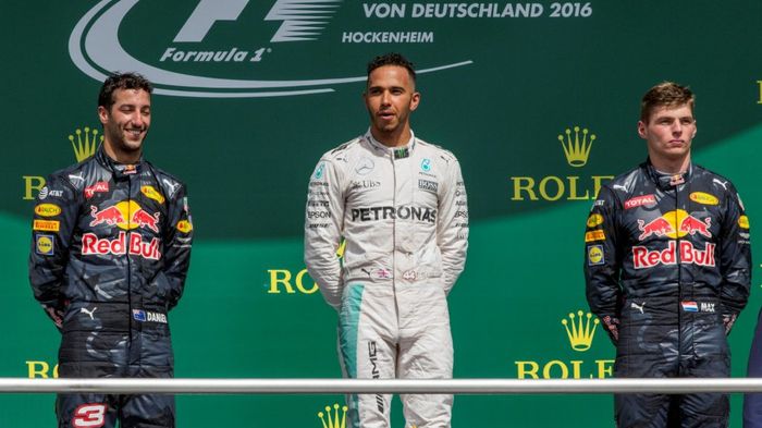 Lewis Hamilton menang pada GP F1 Jerman 2016, setelah mengalahkan dua pembalap tim Red Bull