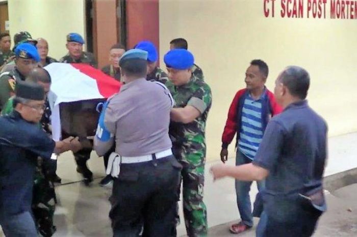 Jenazah Letkol CPM Dono Kuspriyanto dibawa pihak keluarga ke rumah duka dari RS Polri Kramat Jati, R