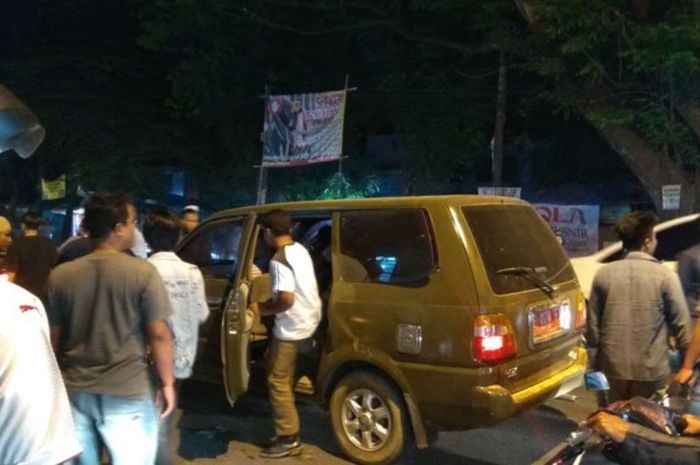 Pengemudi angkot jalur 08 Citeureup terlibat adu mulut dengan sopir mobil pelat merah, Kabupaten Bogor, Selasa (25/9/2018) malam.