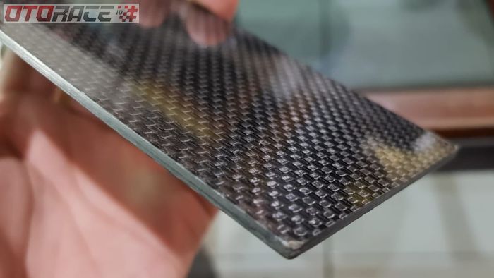 Lempengan Carbon Fiber yang Sudah Disatukan dengan Resin Epoxy