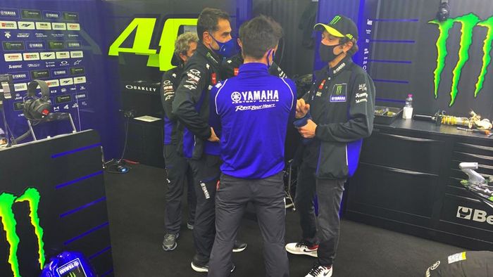 Valentino Rossi (kanan) sudah kembali ke pit box setelah dinyatakan negatif Covid. Siap ikut MotoGP Eropa (08/11/2020)