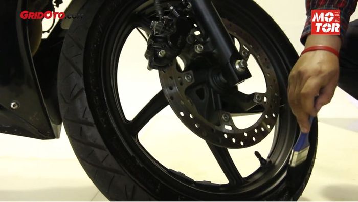 Semir hanya pada bagian dinding ban saja