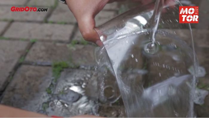 Siram sampai visor bersih