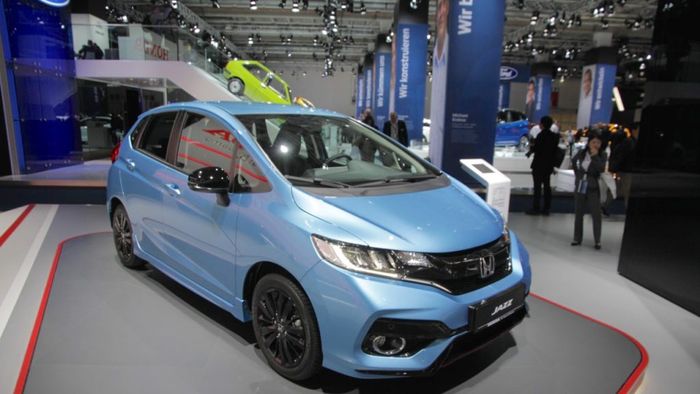 Penampakan Honda Jazz dengan sedikit ubahan pada gril dan lampu