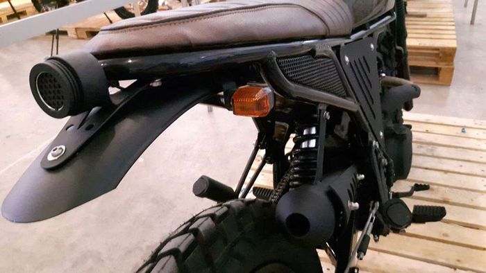 Rumah lampu belakang yang terbuat dari piston bekas